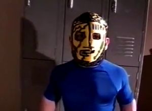 Девушку трахает на ринге карлик рестлер